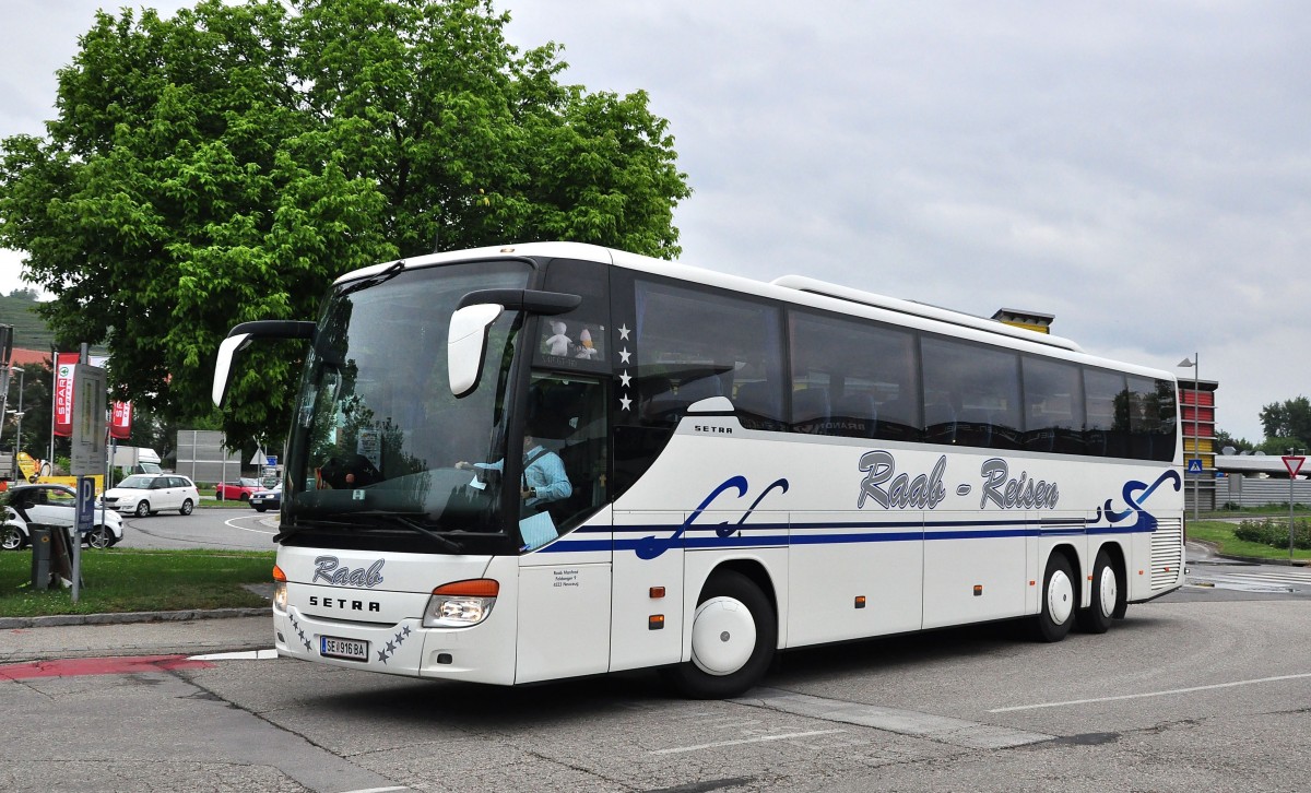 Setra 416 GT-HD von Raab Reisen aus �sterreich am 21.5.2015 in Krems.