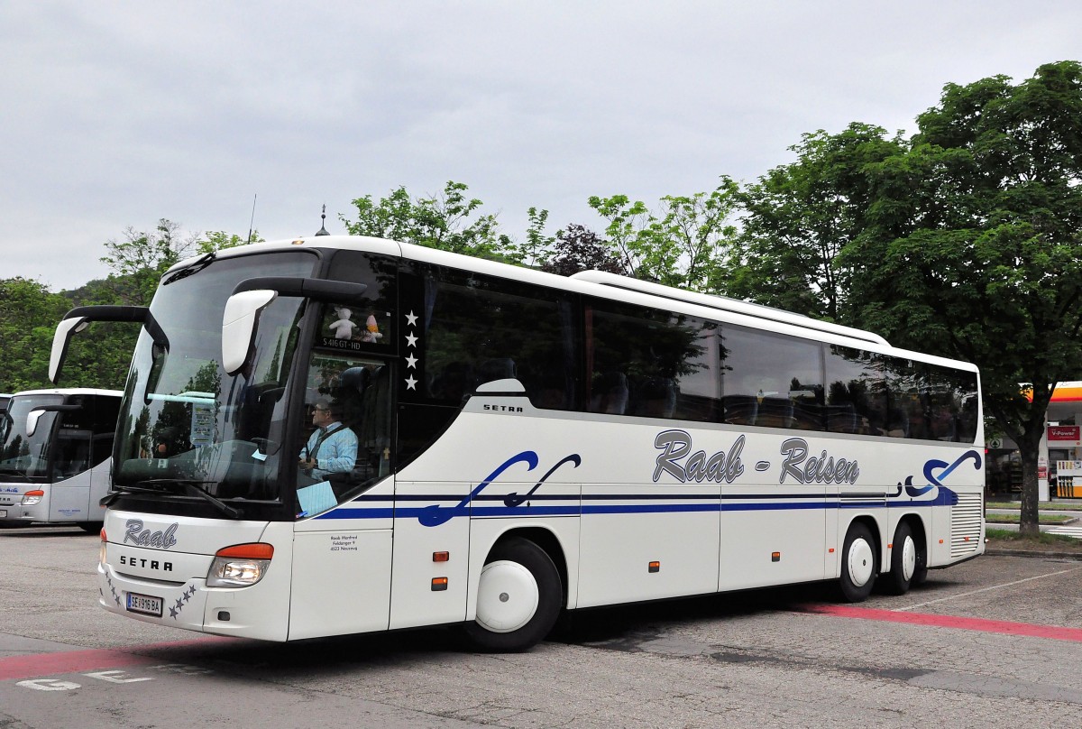 Setra 416 GT-HD von Raab Reisen aus �sterreich am 21.5.2015 in Krems.