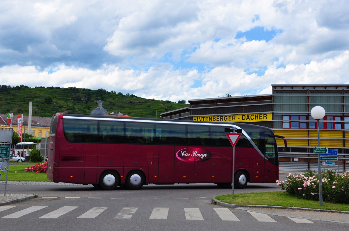 Setra 416 HDH von Car Rouge aus der CH in Krems unterwegs.