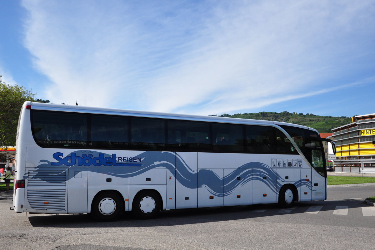 Setra 416 HDH von Sch�del Reisen aus der BRD in Krems gesehen.