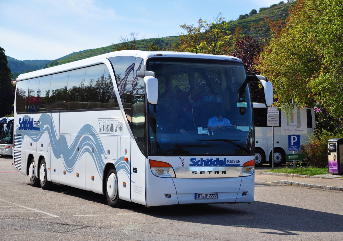 Setra 416 HDH von Sch�del Reisen aus der BRD in Krems gesehen.