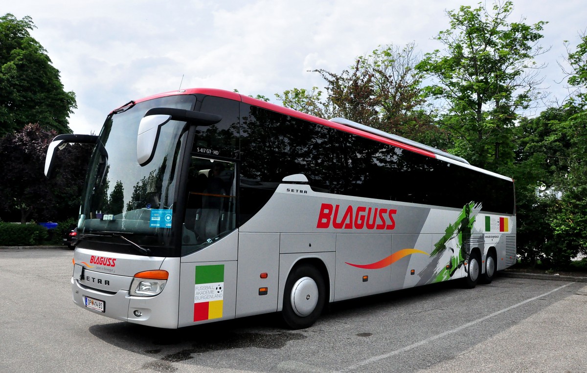 Setra 417 GT-HD von Blaguss Reisen aus �sterreich im Mai 2015 in Krems gesehen.