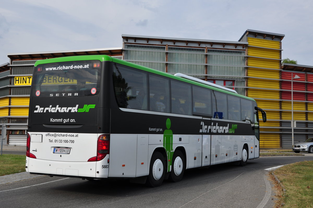 Setra 417 GT-HD von Dr. Richard Reisen aus Wien in Krems unterwegs.