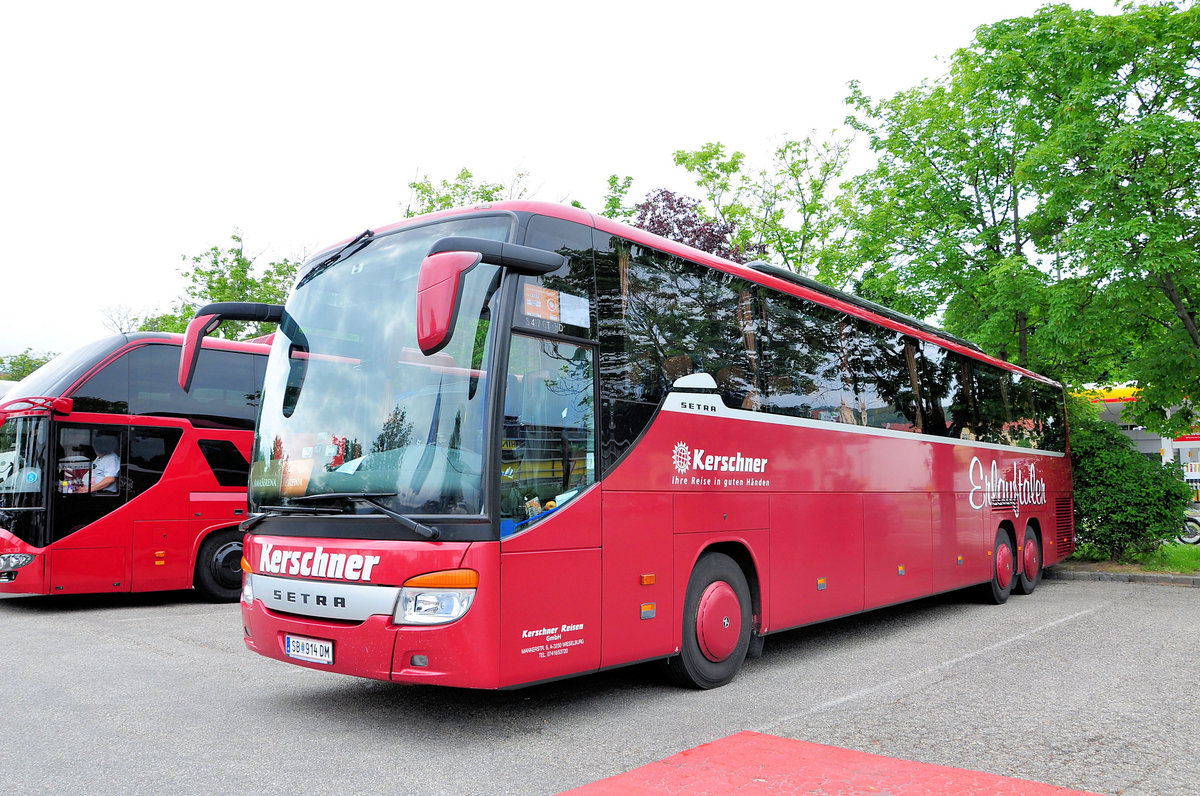 Setra 417 GT-HD von Kerschner Reisen aus Nieder�sterreich in Krems gesehen.