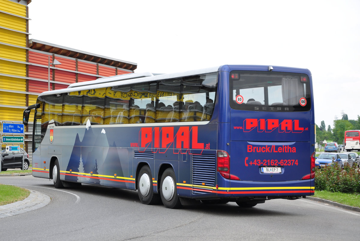 Setra 417 GT-HD von Pipal Reisen aus �sterreich in Krems gesehen.