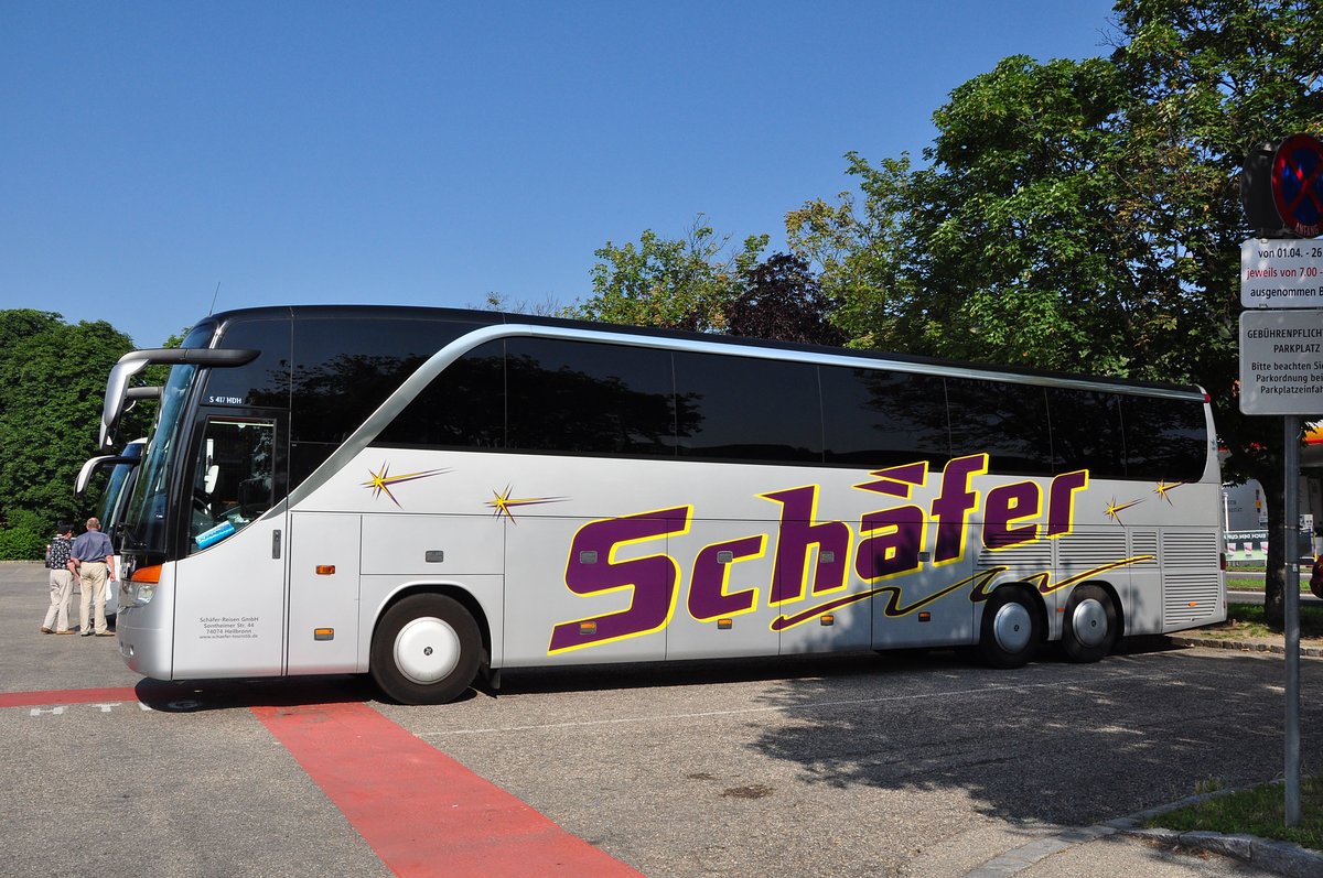 Setra 417 HDH von Sch�fer Reisen aus der BRD in Krems gesehen.