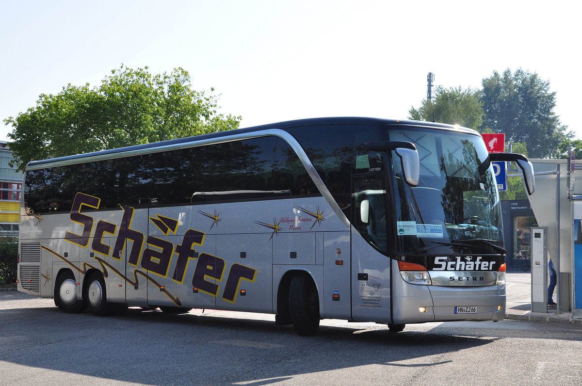 Setra 417 HDH von Sch�fer Reisen aus der BRD in Krems gesehen.