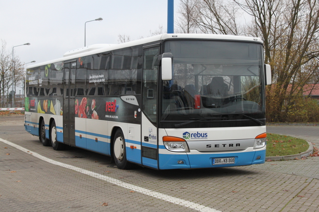 Setra 417 UL stand am 26.11.2016 in H�he Rostock Hauptbahnhof/S�d abgestellt.