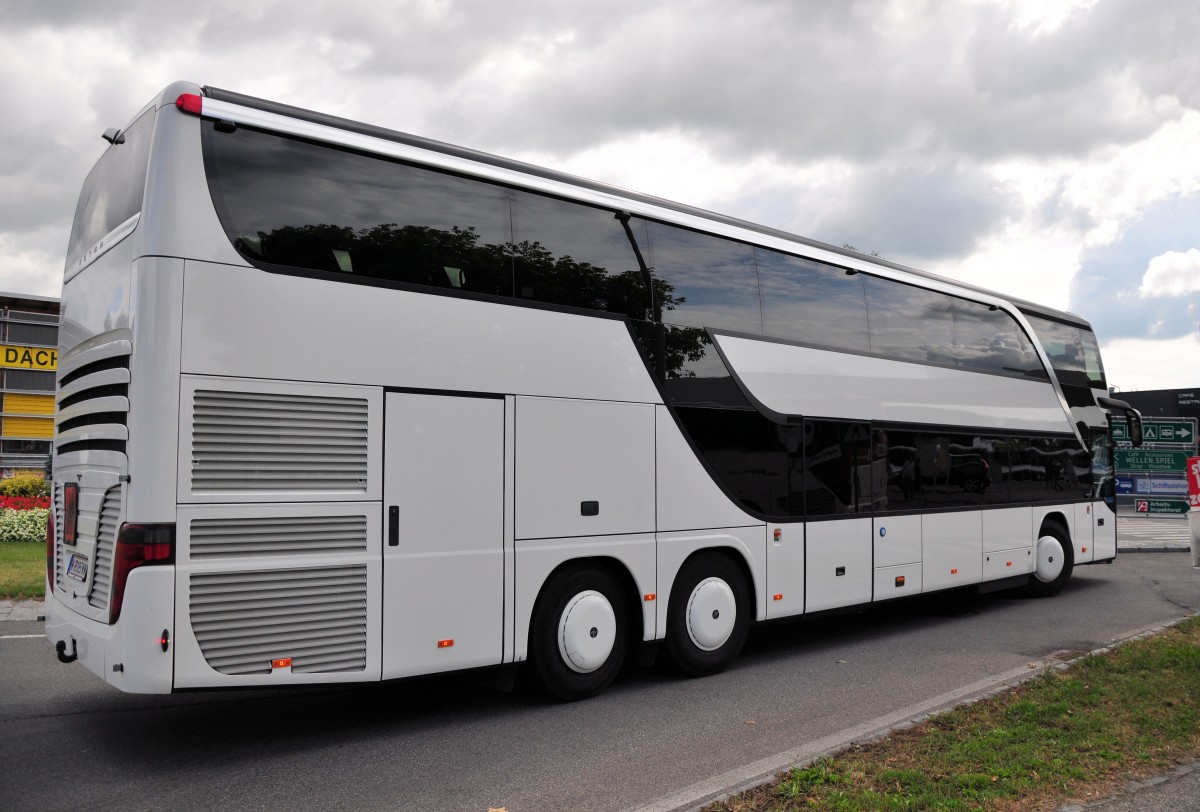 Setra 431 DT aus Wien im Juni 2015 in Krems gesehen.