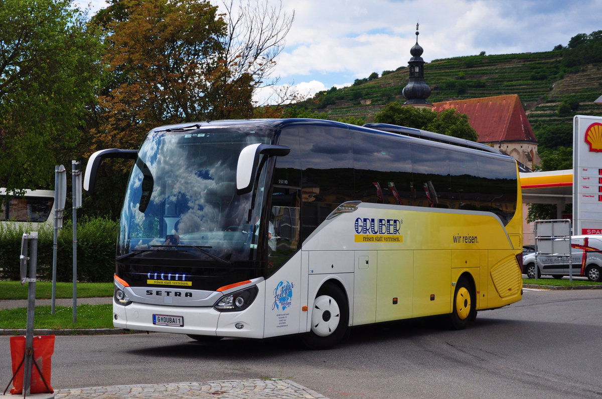 Setra 511 HD von Gruber Reisen aus sterreich in Krems gesehen.