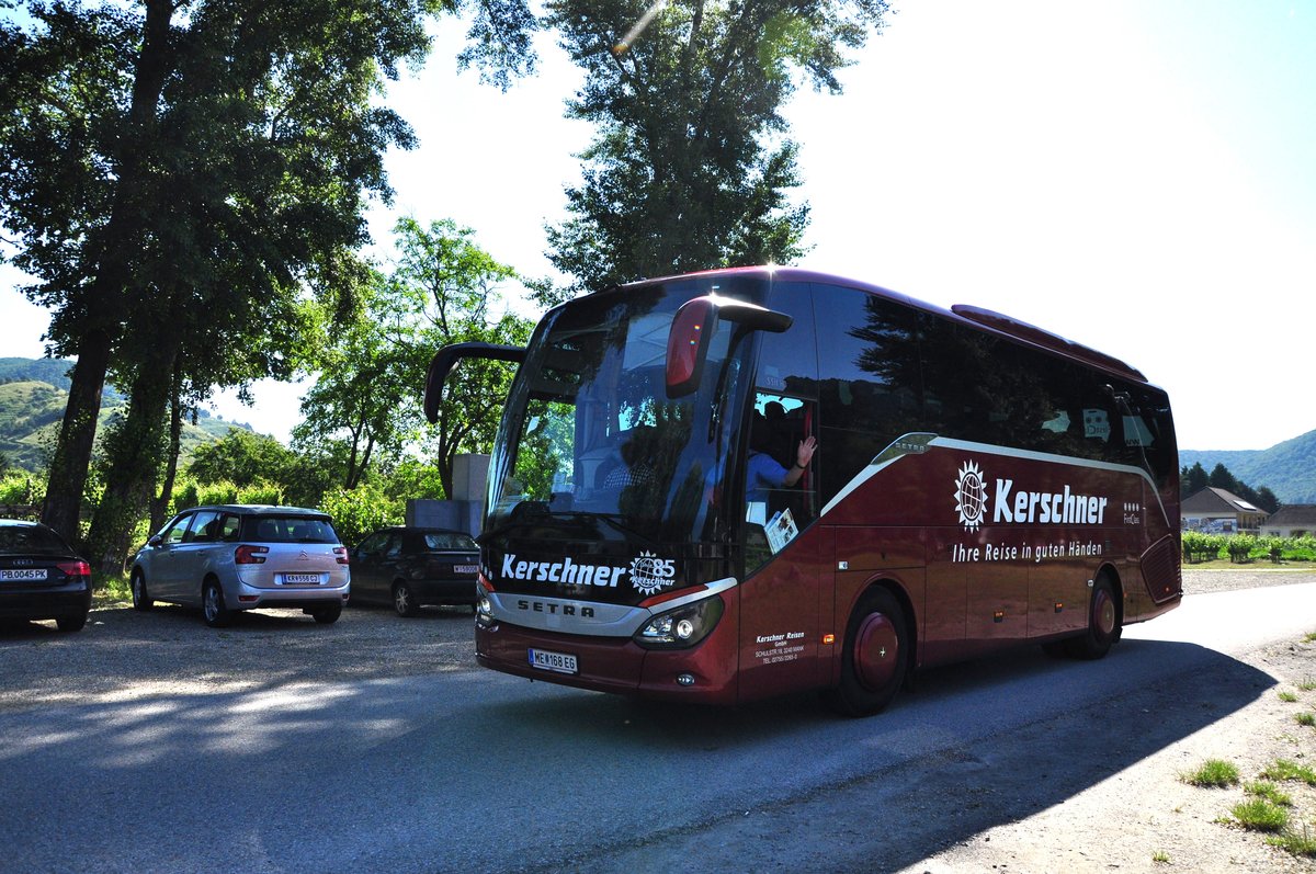 Setra 511 HD von Kerschner Reisen/Reiseb�ro aus Nieder�sterreich in D�rnstein bei Krems gesehen.