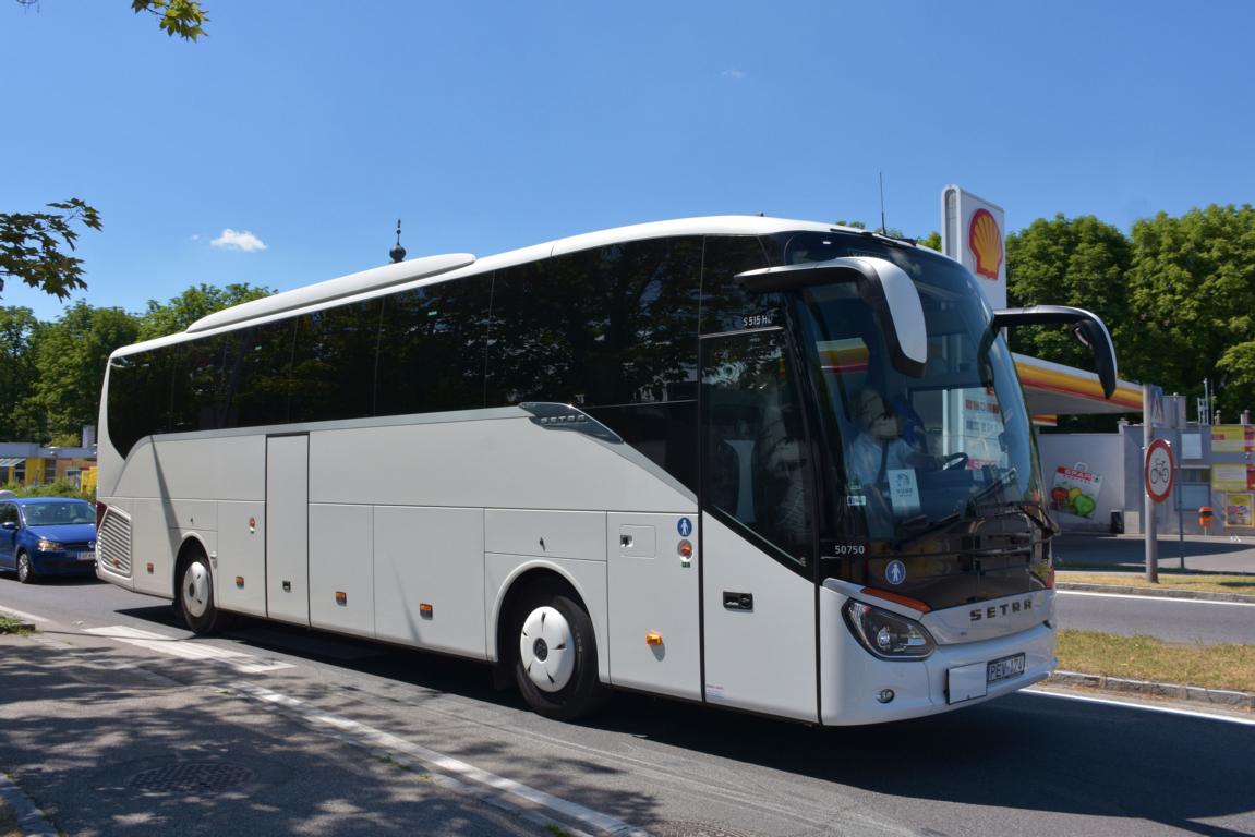 Setra 515 HD aus Ungarn (vermutlich Blaguss) 06/2017 in Krems.