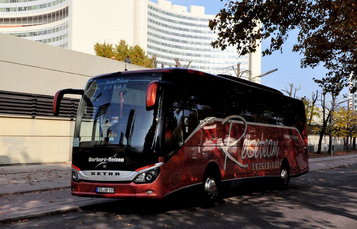 Setra 515 HD von Burkert Reisen/Reiseteam Erzgebirge aus der BRD in Wien bei der UNO City gesehen. 