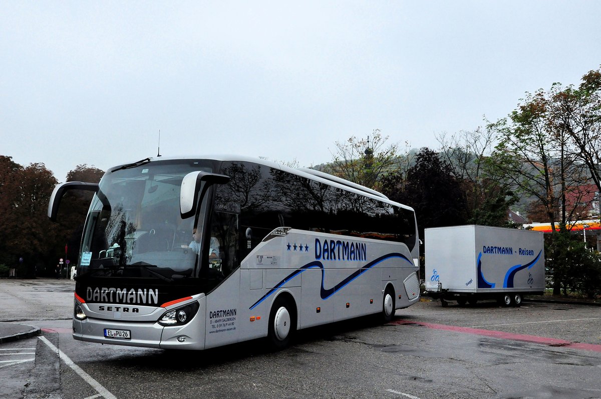 Setra 515 HD von Dartmann Reisen (mit Radanh�nger) in Krems gesehen.