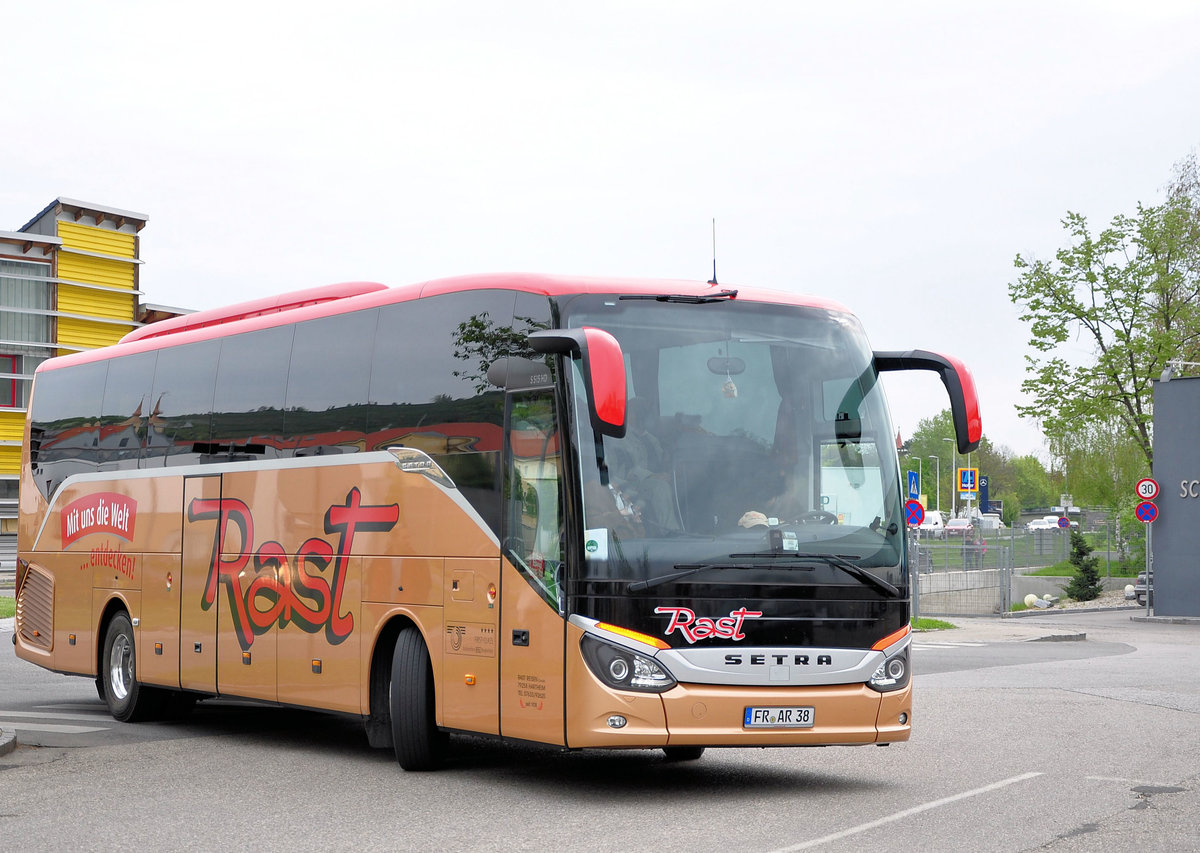 Setra 515 HD von Rast Reisen aus der BRD in Krems gesehen.