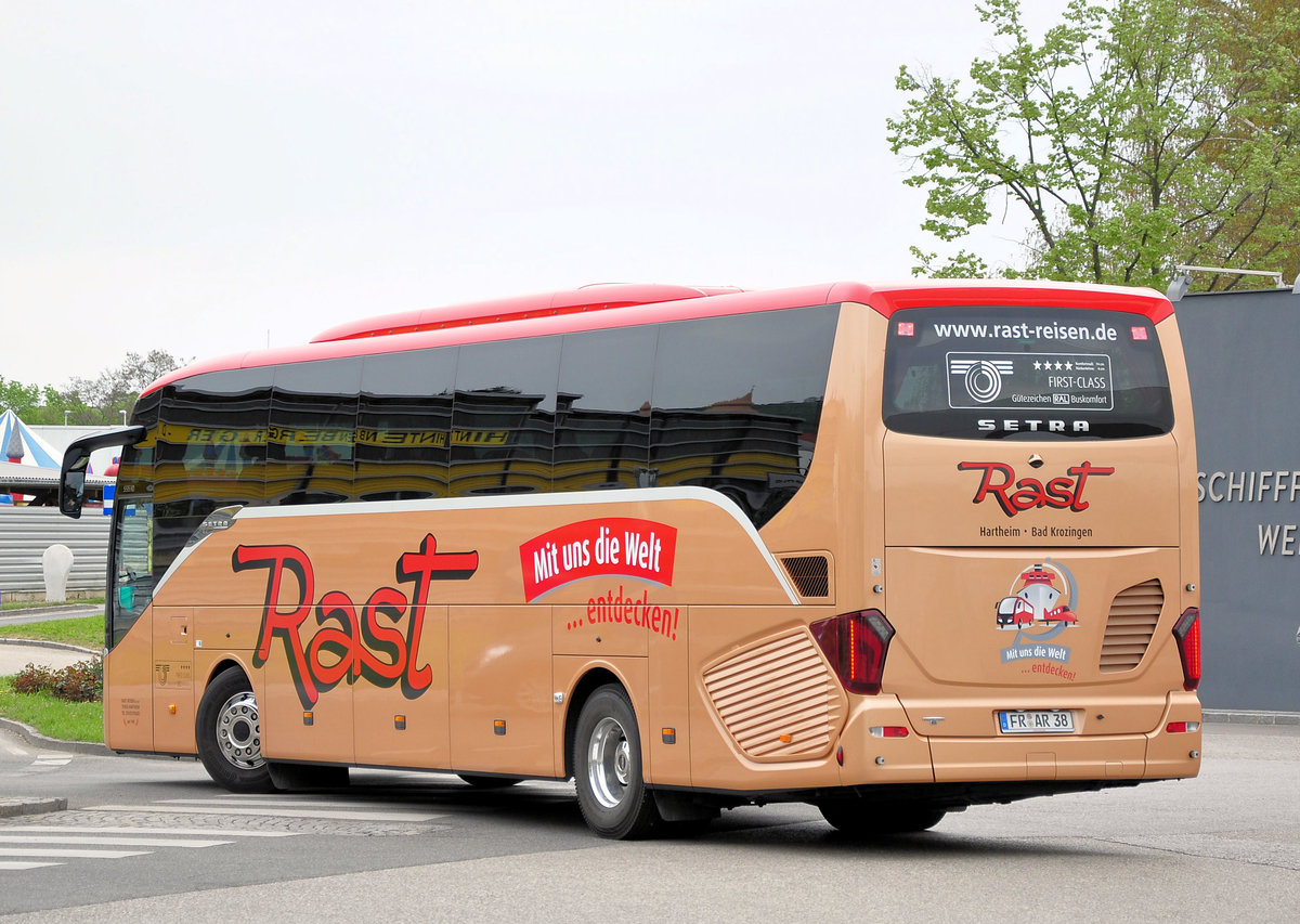 Setra 515 HD von Rast Reisen aus der BRD in Krems gesehen.