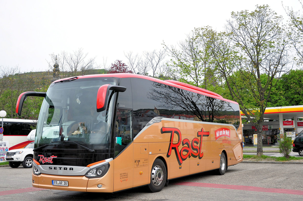 Setra 515 HD von Rast Reisen aus der BRD in Krems gesehen.