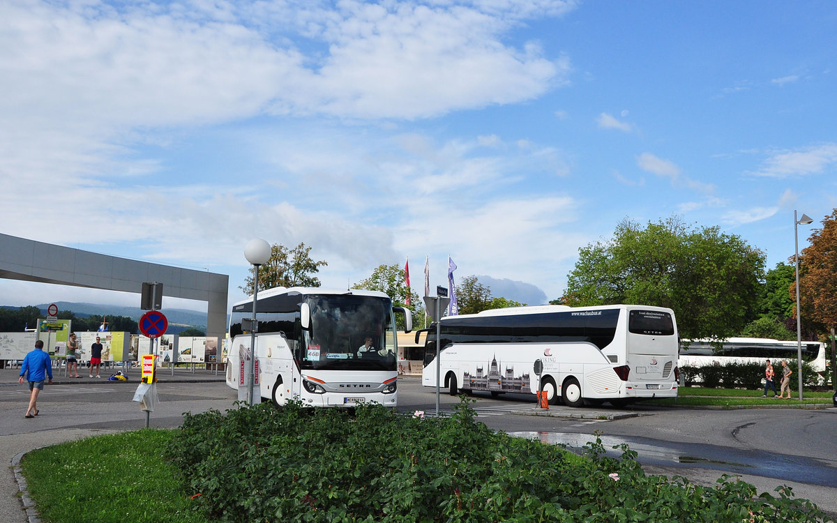 Setra 515 HD und rechts ein Setra 517 HD von  Wachaubus  Zw�lfer Reisen aus Nieder�sterreich hier in Krems.