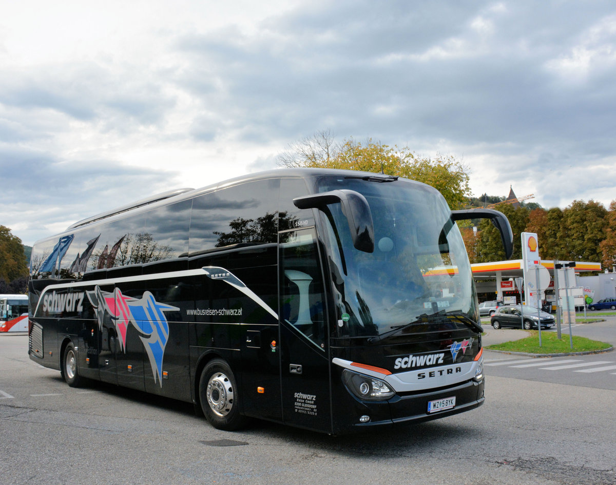 Setra 515 HD von Schwarz Reisen aus �sterreich in Krems gesehen.