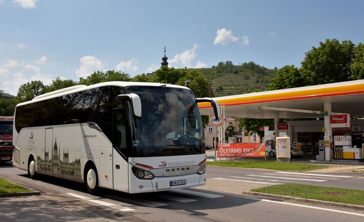 Setra 515 HD von Viking Cruises aus Ungarn 2018 in Krems.