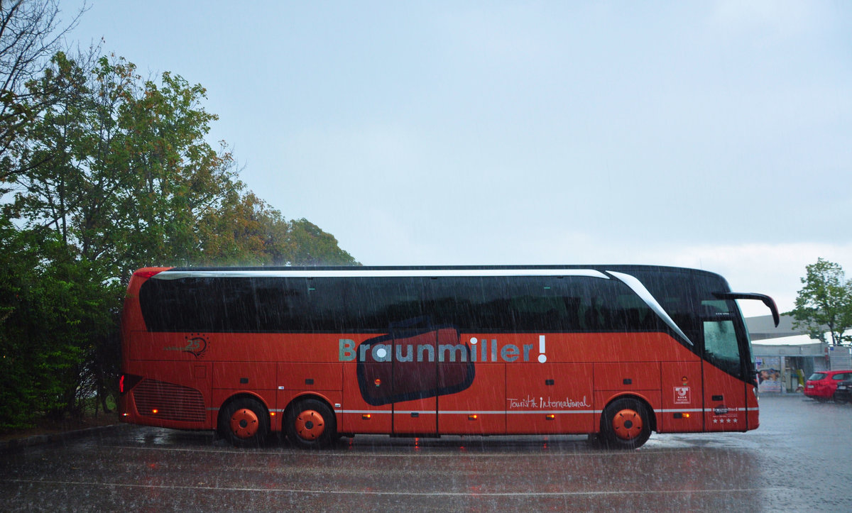 Setra 516 HDH von Thomas Braunmiller Reisen aus der BRD bei strmendem Regen in Krems gesehen.