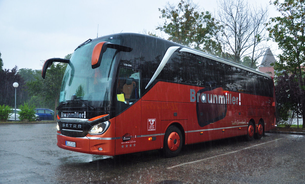 Setra 516 HDH von Thomas Braunmiller Reisen aus der BRD bei strmendem Regen in Krems gesehen.