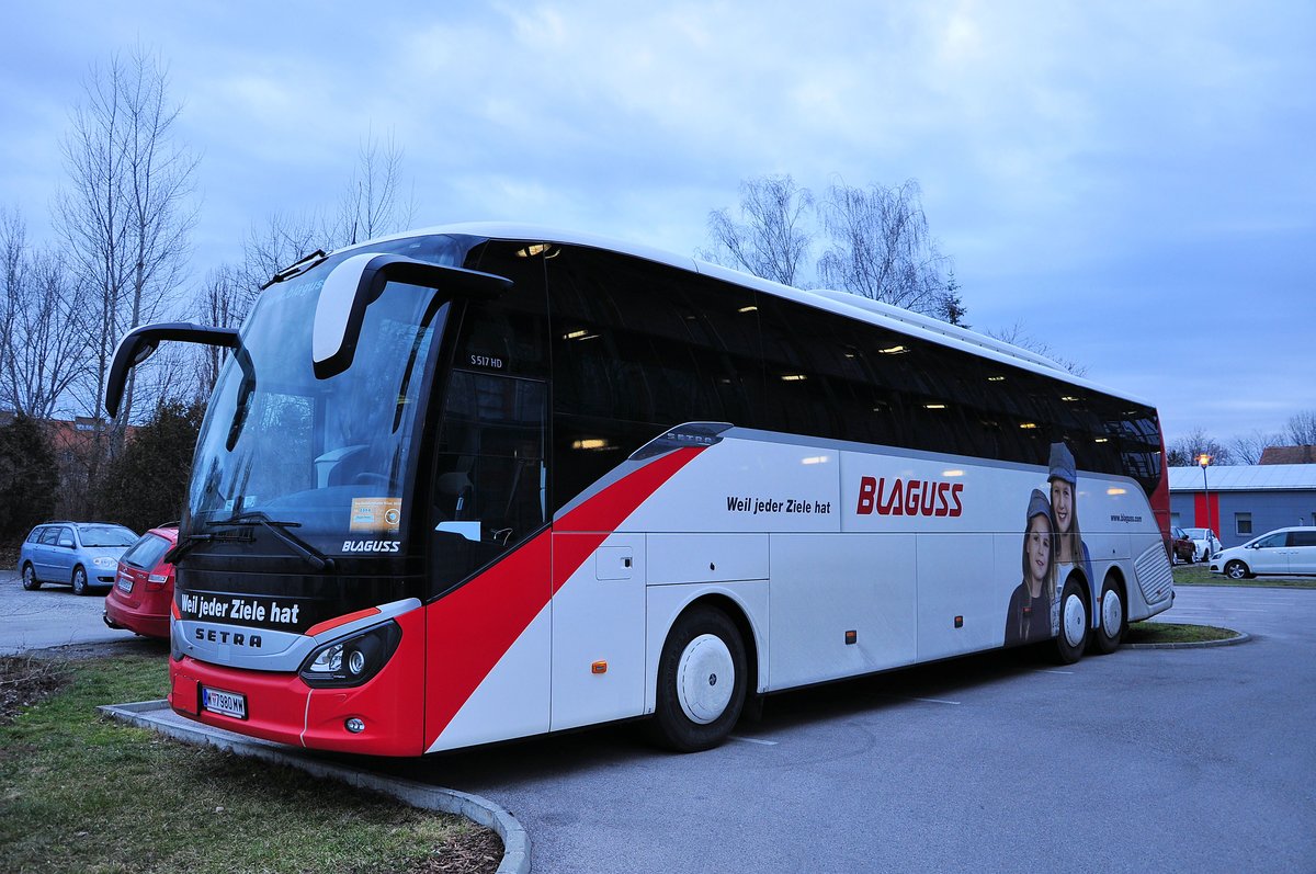 Setra 517 HD von Blaguss Reisen aus Wien in Krems gesehen.