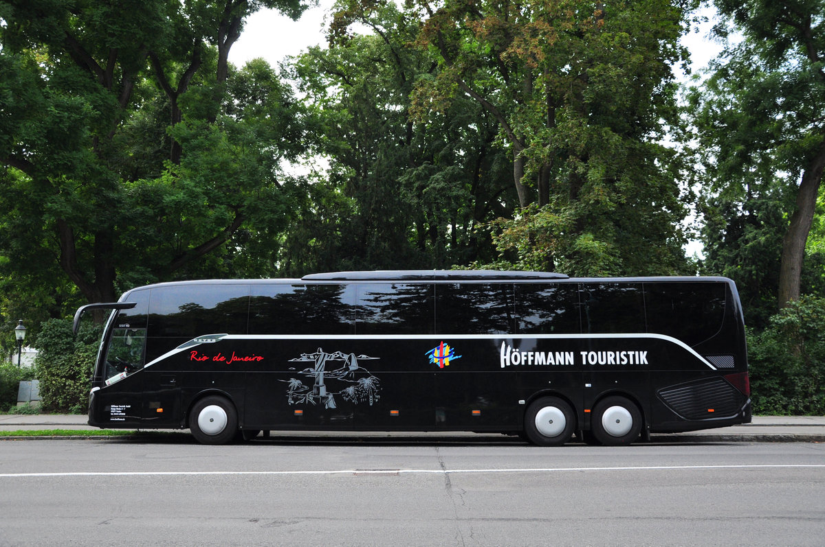 Setra 517 HD  Dresden  von Hffmann Reisen aus der BRD in Krems gesehen.