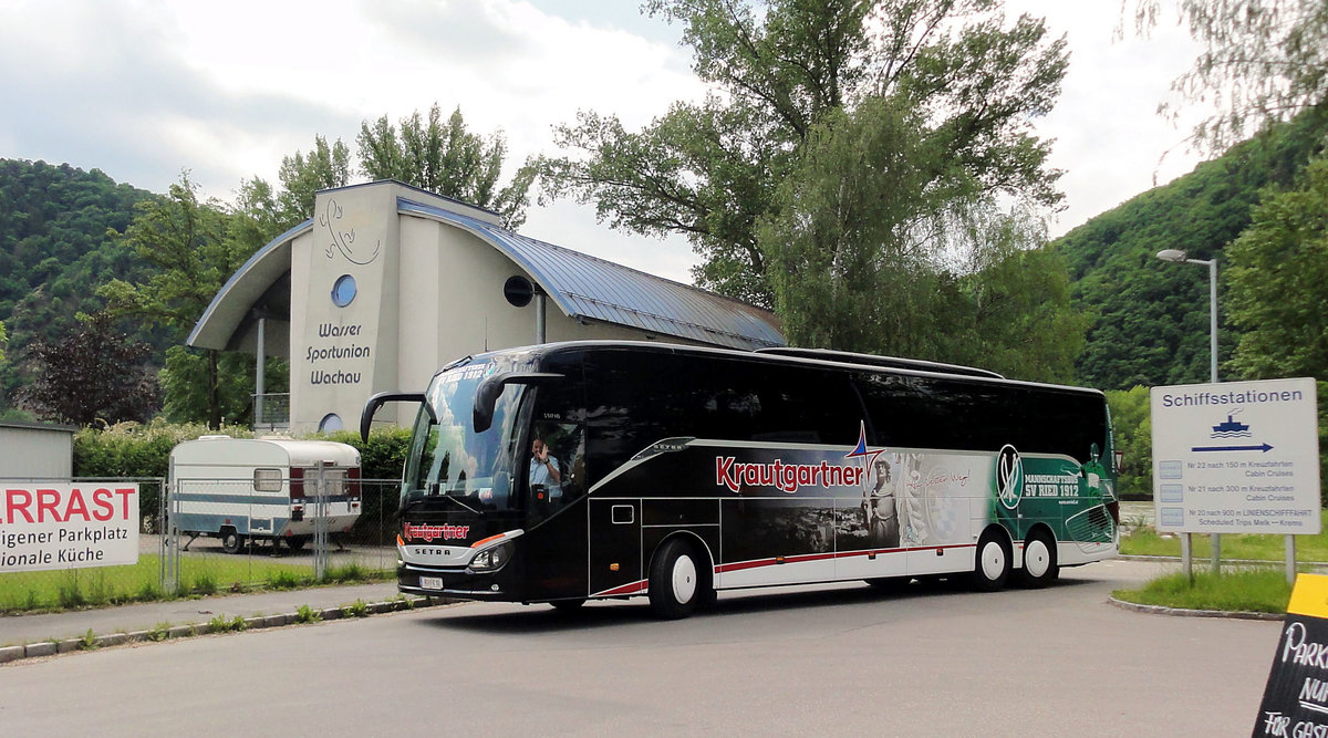 Setra 517 HD von Krautgartner Reisen aus Ried/Obersterreich in Drnstein gesehen.Mannschaftsbus des SV Ried .