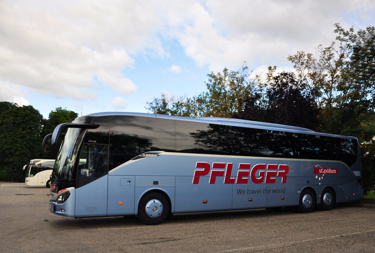 Setra 517 HD von Pfleger Reisen aus Niedersterreich in Krems gesehen.