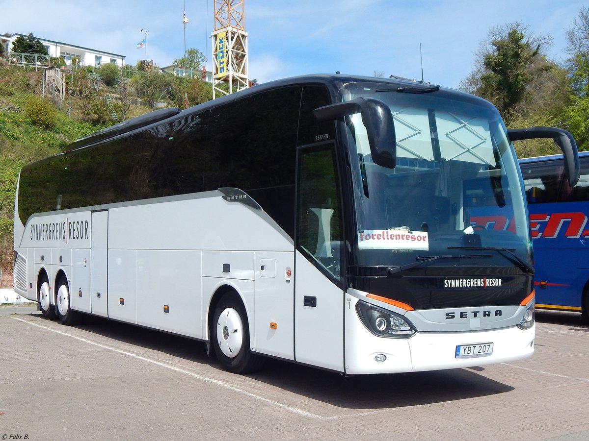 Setra 517 HD von Synnergrens Resor aus Schweden im Stadthafen Sassnitz.