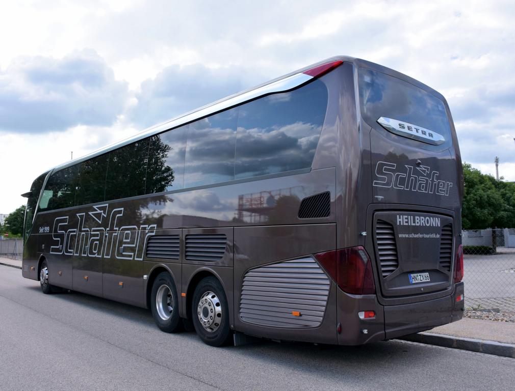 Setra 517 HDH von SCH�FER Reisen aus der BRD 06/2017 in Krems.