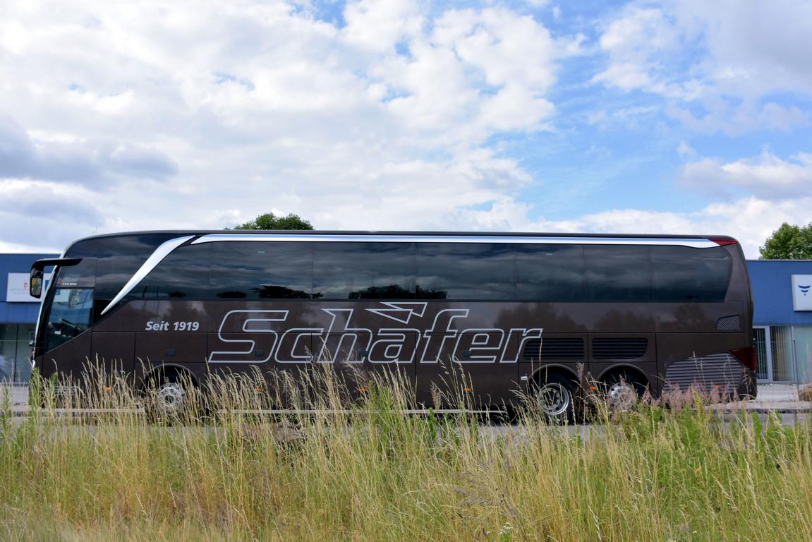 Setra 517 HDH von SCH�FER Reisen aus der BRD 06/2017 in Krems.