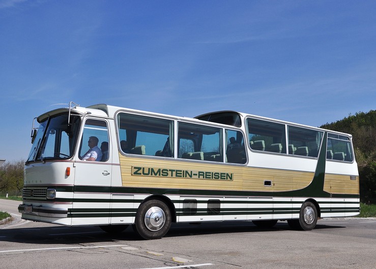 Setra S 150,Bj.1967,158 KW,45+2 Sitzpltze aus der BRD bei der Kerschner Oldtimer Schau am 25.4.2015.