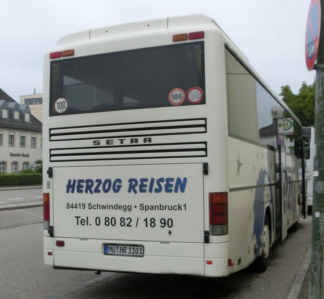 Setra S 315 GT-HD von Herzog Reisen aus Spanbruck bei Schwindegg. Da es sich um die Faceliftvariante handelt, ist er aus dem Bauzeitraum 2002-2004. Als Reisebus ist er selbstverständlich mit TV-Anlage, Bordküche und Toilette sowie mit 48+2 Setra-Schlafsesseln vom Modell 'Top' ausgestattet. Angetrieben wird er von dem stehend eingebauten Reihensechszylinder MB OM 457 LA und von dem MB-Sechsgang-Schaltgetriebe GO 190-6.
Ablichten konnte ich ihn am 28. 8. 2013 vor dem Mühldorfer Bahnhof, als er auf einem Schienenersatzverkehr zwischen Mühldorf und Dorfen (Bahnstrecke Mühldorf - München) eingesetzt wurde.