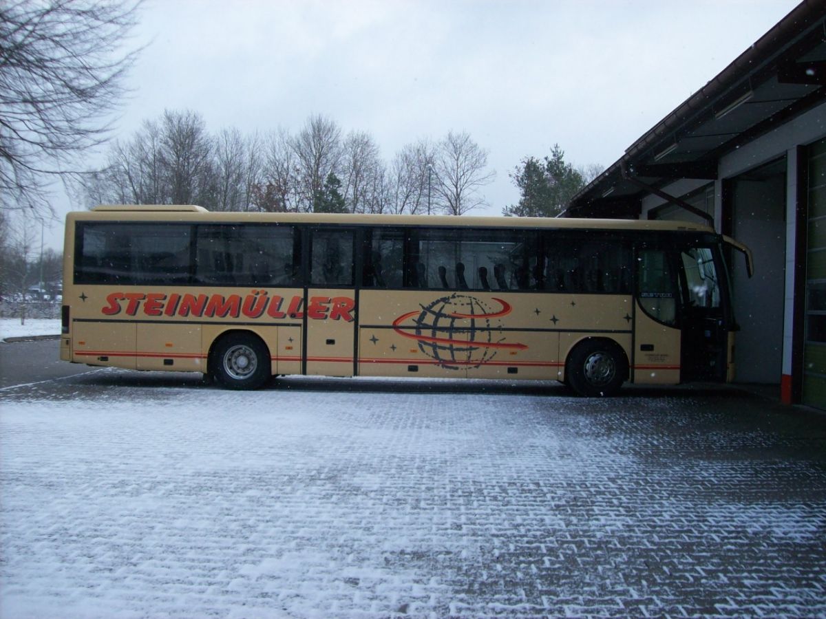 Setra S 315 GT von Steinm�ller Reisen, Waldkraiburg (heute: Hofstetter Reisen, Bad Endorf). Der aus Frankreich stammende Kombibus ist vom Baujahr 1995, verf�gt �ber 57+1 Sitzpl�tze (EC-Schlafbestuhlung, kippbare Sitzbank am Mitteleinstieg) und als Antrieb �ber einen V6 Typ MB OM 441 LA mit 250 kW (340 PS) sowie ein pneumatisches Schaltgetriebe mit acht G�ngen ( Doppel-H-Schaltung ), Typ ZF 8 S-180. Anfang 2014 wurde der Bus an Hogger Reisen aus Freilassing abgegeben.
Die Aufnahme entstand am 3. 2. 2013 auf dem Betriebshof von Steinm�ller Reisen in Waldkraiburg.