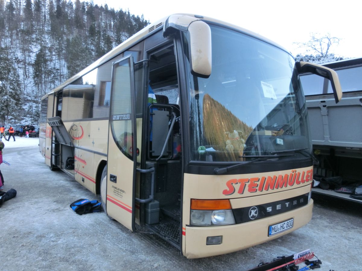 Setra S 315 GT von Steinm�ller Reisen, Waldkraiburg (heute: Hofstetter Reisen, Bad Endorf). Der aus Frankreich stammende Kombibus ist vom Baujahr 1995, verf�gt �ber 57+1 Sitzpl�tze (EC-Schlafbestuhlung, kippbare Sitzbank am Mitteleinstieg) und als Antrieb �ber einen V6 Typ MB OM 441 LA mit 250 kW (340 PS) sowie ein pneumatisches Schaltgetriebe mit acht G�ngen ( Doppel-H-Schaltung ), Typ ZF 8 S-180. Anfang 2014 wurde der Bus an Hogger Reisen aus Freilassing abgegeben.
Die Aufnahme entstand am 14. 12. 2013 am Seegatterl bei Reit im Winkl.