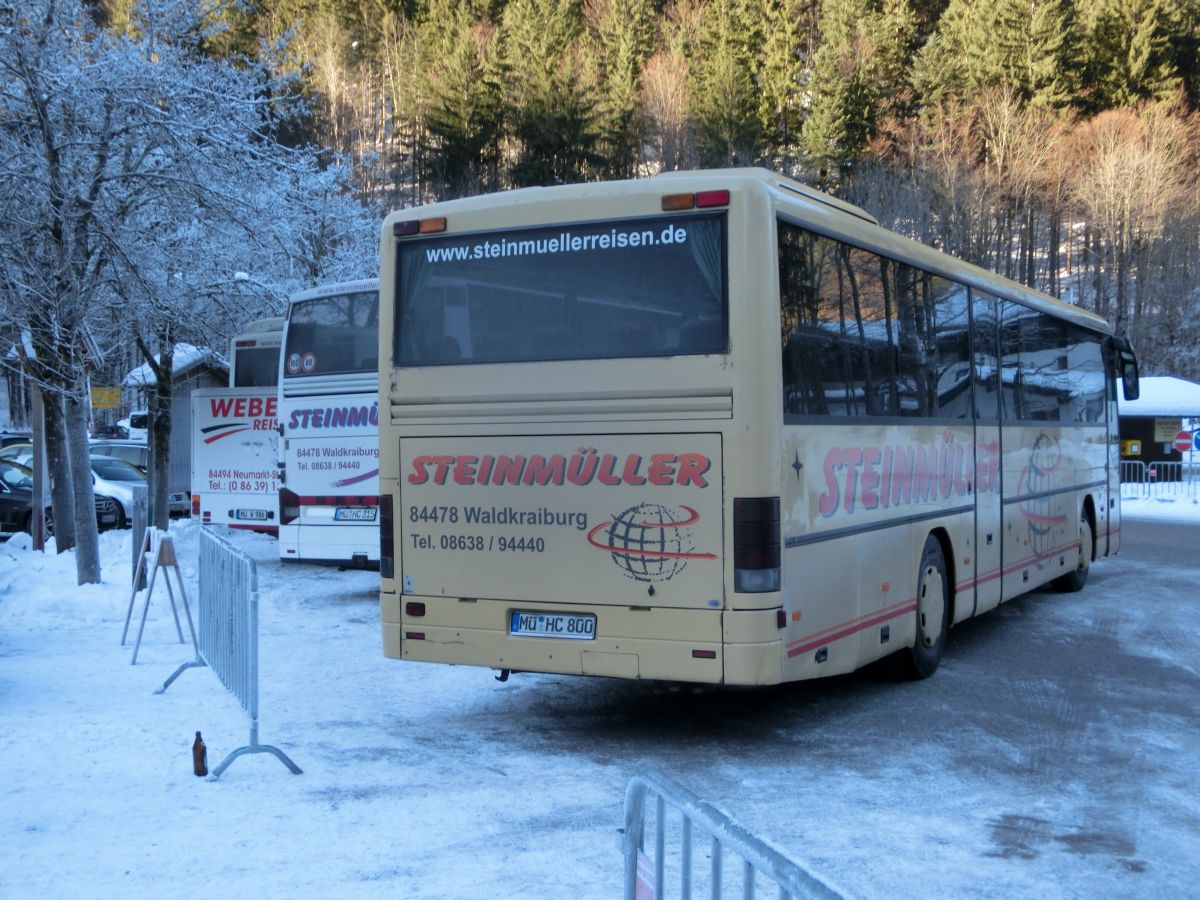 Setra S 315 GT von Steinm�ller Reisen, Waldkraiburg (heute: Hofstetter Reisen, Bad Endorf). Der aus Frankreich stammende Kombibus ist vom Baujahr 1995, verf�gt �ber 57+1 Sitzpl�tze (EC-Schlafbestuhlung, kippbare Sitzbank am Mitteleinstieg) und als Antrieb �ber einen V6 Typ MB OM 441 LA mit 250 kW (340 PS) sowie ein pneumatisches Schaltgetriebe mit acht G�ngen ( Doppel-H-Schaltung ), Typ ZF 8 S-180. Anfang 2014 wurde der Bus an Hogger Reisen aus Freilassing abgegeben.
Die Aufnahme entstand am 14. 12. 2013 am Seegatterl bei Reit im Winkl.