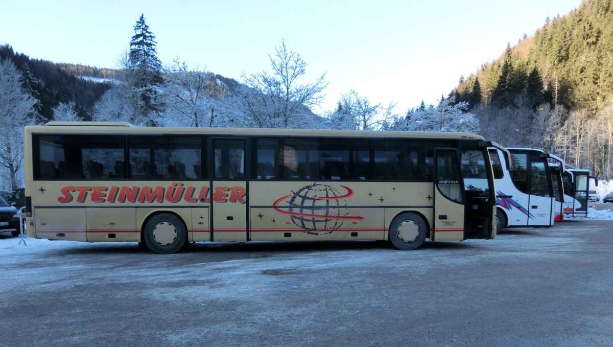 Setra S 315 GT von Steinm�ller Reisen, Waldkraiburg (heute: Hofstetter Reisen, Bad Endorf). Der aus Frankreich stammende Kombibus ist vom Baujahr 1995, verf�gt �ber 57+1 Sitzpl�tze (EC-Schlafbestuhlung, kippbare Sitzbank am Mitteleinstieg) und als Antrieb �ber einen V6 Typ MB OM 441 LA mit 250 kW (340 PS) sowie ein pneumatisches Schaltgetriebe mit acht G�ngen ( Doppel-H-Schaltung ), Typ ZF 8 S-180. Anfang 2014 wurde der Bus an Hogger Reisen aus Freilassing abgegeben.
Die Aufnahme entstand am 14. 12. 2013 am Seegatterl bei Reit im Winkl.