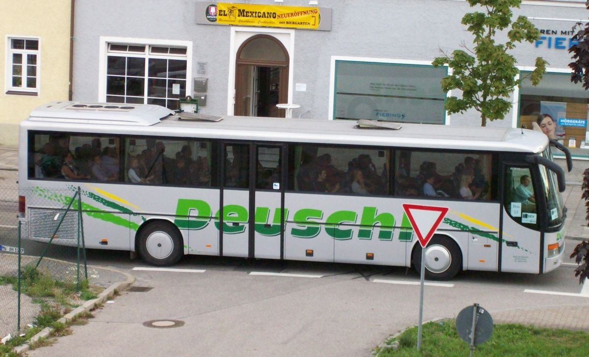 Setra S 315 UL-GT von Deuschl aus Voldering bei Dorfen. Er dürfte um 2001 gebaut worden sein und hat 51+2 Schlafsitze vom Modell 'Top' (mit kippbarer Sitzbank am Mitteleinstieg), die auf den optionalen 330 mm hohen Podesten angebracht sind. Der Antriebsstrang setzt sich aus einem Reihensechszylinder Typ MB OM 447 hLA (wahrscheinlich größte Leistungsstufe mit 257 kW (350 PS)) und einem Sechsgang-Schaltgetriebe zusammen.
Diese Aufnahme entstand am 28. 8. 2012 am Bahnhof in Mühldorf/Inn, als er auf einem Schienenersatzverkehr zwischen Mühldorf und Schwindegg (Bahnstrecke Mühldorf - München) eingesetzt wurde.
