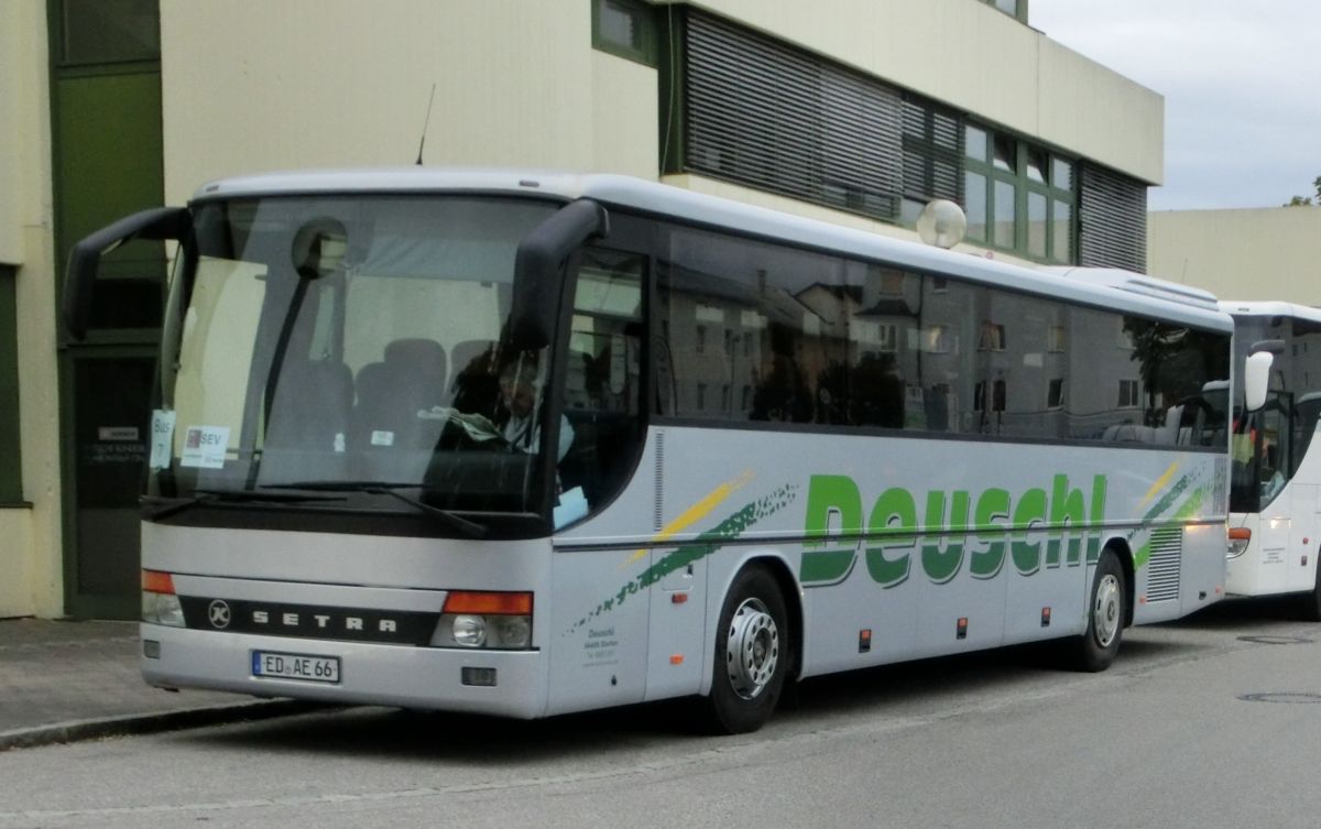 Setra S 315 UL-GT von Deuschl aus Voldering bei Dorfen. Er dürfte um 2001 gebaut worden sein und hat 51+2 Schlafsitze vom Modell 'Top' (mit kippbarer Sitzbank am Mitteleinstieg), die auf den optionalen 330 mm hohen Podesten angebracht sind. Der Antriebsstrang setzt sich aus einem Reihensechszylinder Typ MB OM 447 hLA (wahrscheinlich größte Leistungsstufe mit 257 kW (350 PS)) und einem Sechsgang-Schaltgetriebe zusammen.
Diese Aufnahme entstand am 2. 9. 2013 vor dem Bahnhof in Mühldorf/Inn, als er auf einem Schienenersatzverkehr zwischen Mühldorf und Dorfen (Bahnstrecke Mühldorf - München) eingesetzt wurde.