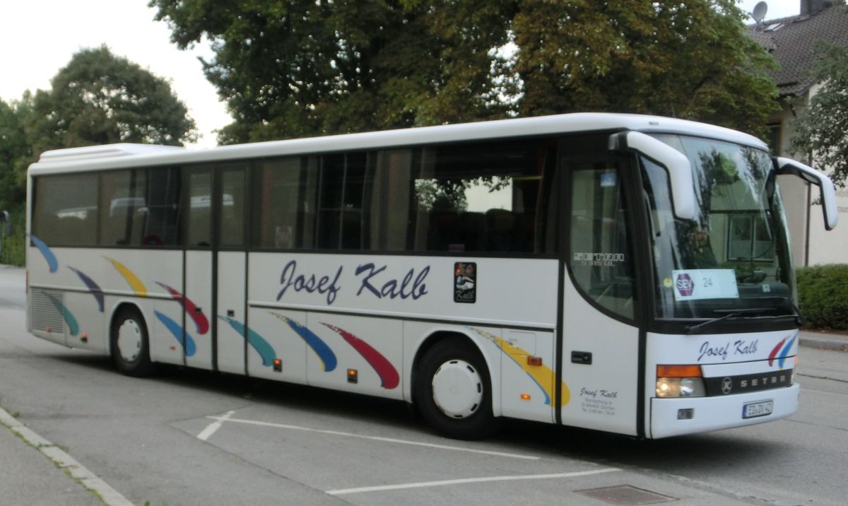 Setra S 315 UL-GT von Josef Kalb aus Norlaching bei Dorfen. Zwar handelt es sich noch um ein Vorfacelift-Exemplar, jedoch schon um eines mit Euro-3-Motor. Der Bus ist Jahrgang 2001/2002 und inzwischen leider schon verkauft.
Zur Ausstattung gehören 51+2 Schlafsessel vom Modell 'Top' mit Lederkopfteil (mit kippbarer Sitzbank am Mitteleinstieg), montiert auf den 330 mm hohen Podesten, ein erhöhter Mittelgang (Innenboden auf dem Niveau der H/GT-Modelle), eine TV-Anlage mit zwei Monitoren sowie Rückfahrwarnsensoren. Der Antriebsstrang setzt sich aus einem Reihensechszylinder Typ MB OM 457 hLA mit 260 kW (354 PS) und einem Sechsgang-Schaltgetriebe Typ MB GO 190-6 zusammen.
Diese Aufnahme konnte ich am 28. 8. 2013 am Bahnhof in Dorfen anfertigen, als der Setra auf einem Schienenersatzverkehr auf dem Abschnitt Mühldorf - Dorfen der Bahnstrecke Mühldorf - München eingesetzt wurde.