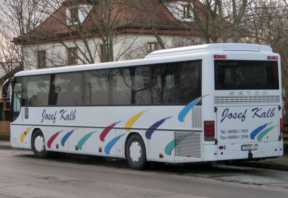 Setra S 315 UL-GT von Josef Kalb aus Norlaching bei Dorfen. Zwar handelt es sich noch um ein Vorfacelift-Exemplar, jedoch schon um eines mit Euro-3-Motor. Der Bus ist Jahrgang 2001/2002 und inzwischen leider schon verkauft.
Zur Ausstattung gehören 51+2 Schlafsessel vom Modell 'Top' mit Lederkopfteil (mit kippbarer Sitzbank am Mitteleinstieg), montiert auf den 330 mm hohen Podesten, ein erhöhter Mittelgang (Innenboden auf dem Niveau der H/GT-Modelle), eine TV-Anlage mit zwei Monitoren sowie Rückfahrwarnsensoren. Der Antriebsstrang setzt sich aus einem Reihensechszylinder Typ MB OM 457 hLA mit 260 kW (354 PS) und einem Sechsgang-Schaltgetriebe Typ MB GO 190-6 zusammen.
Diese Aufnahme entstand am 2. 4. 2015 am Bahnhof in Ampfing, als der Bus auf einem Schienenersatzverkehr auf dem Abschnitt Mühldorf - Ampfing der Bahnstrecke Mühldorf - München zum Einsatz kam.