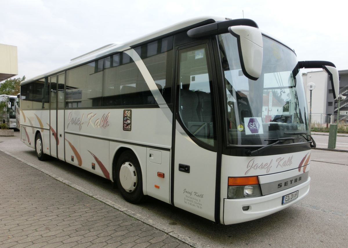 Setra S 315 UL-GT von Josef Kalb aus Norlaching bei Dorfen.
Der Kombibus aus der MultiClass 300, dessen Baujahr 2004 sein dürfte, wurde mit den Außenspiegeln der Baureihe 400 und mit der La Linea der TopClass 400 verziert. Zur Ausstattung gehören 51+2 Schlafsessel Modell Setra 'Top' mit Lederkopfteil, 330 mm hohe Podeste unter den Sitzen, ein erhöhter Mittelgang (Innenboden daher auf dem Niveau der H/GT-Modelle), eine TV-Anlage mit zwei Monitoren und Rückfahrwarnsensoren. Angetrieben wird das Fahrzeug mit einem Reihensechszylinder Typ MB OM 457 hLA (260 kW/354 PS) und einem Sechsgang-Schaltgetriebe, das ebenfalls von MB (Typ GO 190-6) geliefert wurde.
Die Aufnahme entstand am 28. 8. 2013 vor dem Bahnhof in Mühldorf/Inn, während der Bus auf einem den Abschnitt Mühldorf - Dorfen betreffenden Schienenersatzverkehr auf der Bahnstrecke Mühldorf - München eingesetzt wurde.