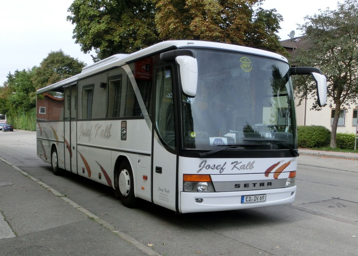 Setra S 315 UL-GT von Josef Kalb aus Norlaching bei Dorfen.
Der Kombibus aus der MultiClass 300, dessen Baujahr 2004 sein dürfte, wurde mit den Außenspiegeln der Baureihe 400 und mit der La Linea der TopClass 400 verziert. Zur Ausstattung gehören 51+2 Schlafsessel Modell Setra 'Top' mit Lederkopfteil, 330 mm hohe Podeste unter den Sitzen, ein erhöhter Mittelgang (Innenboden daher auf dem Niveau der H/GT-Modelle), eine TV-Anlage mit zwei Monitoren und Rückfahrwarnsensoren. Angetrieben wird das Fahrzeug mit einem Reihensechszylinder Typ MB OM 457 hLA (260 kW/354 PS) und einem Sechsgang-Schaltgetriebe, das ebenfalls von MB (Typ GO 190-6) geliefert wurde.
Die Aufnahme entstand am 2. 9. 2013 vor dem Bahnhof in Dorfen, während der Bus auf einem den Abschnitt Mühldorf - Dorfen betreffenden Schienenersatzverkehr auf der Bahnstrecke Mühldorf - München eingesetzt wurde.