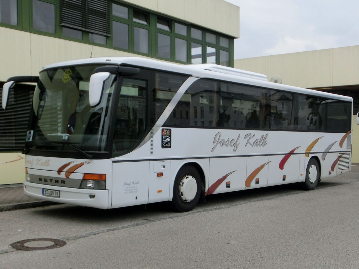 Setra S 315 UL-GT von Josef Kalb aus Norlaching bei Dorfen.
Der Kombibus aus der MultiClass 300, dessen Baujahr 2004 sein dürfte, wurde mit den Außenspiegeln der Baureihe 400 und mit der La Linea der TopClass 400 verziert. Zur Ausstattung gehören 51+2 Schlafsessel Modell Setra 'Top' mit Lederkopfteil, 330 mm hohe Podeste unter den Sitzen, ein erhöhter Mittelgang (Innenboden daher auf dem Niveau der H/GT-Modelle), eine TV-Anlage mit zwei Monitoren und Rückfahrwarnsensoren. Angetrieben wird das Fahrzeug mit einem Reihensechszylinder Typ MB OM 457 hLA (260 kW/354 PS) und einem Sechsgang-Schaltgetriebe, das ebenfalls von MB (Typ GO 190-6) geliefert wurde.
Die Aufnahme entstand am 28. 8. 2013 vor dem Bahnhof in Mühldorf/Inn, während der Bus auf einem den Abschnitt Mühldorf - Dorfen betreffenden Schienenersatzverkehr auf der Bahnstrecke Mühldorf - München eingesetzt wurde.