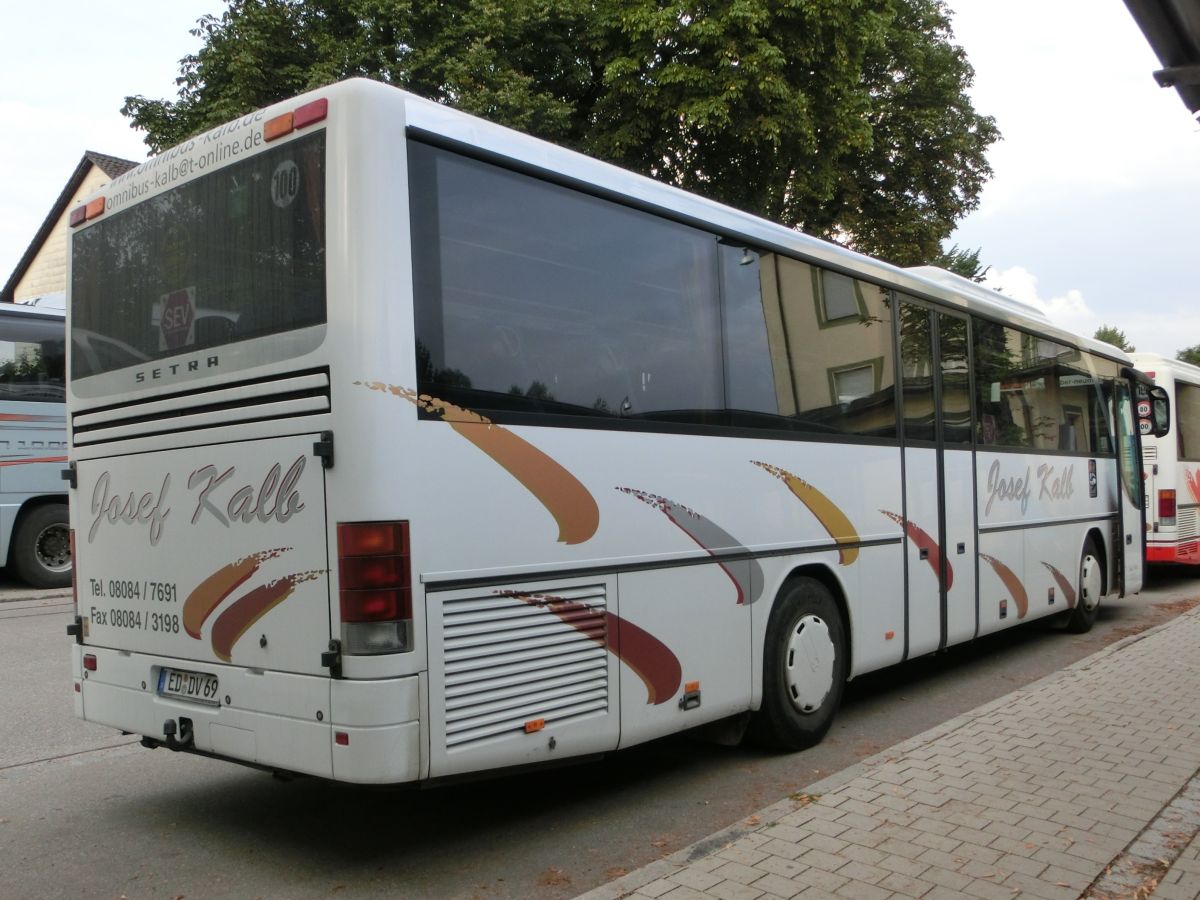 Setra S 315 UL-GT von Josef Kalb aus Norlaching bei Dorfen.
Der Kombibus aus der MultiClass 300, dessen Baujahr 2004 sein dürfte, wurde mit den Außenspiegeln der Baureihe 400 und mit der La Linea der TopClass 400 verziert. Zur Ausstattung gehören 51+2 Schlafsessel Modell Setra 'Top' mit Lederkopfteil, 330 mm hohe Podeste unter den Sitzen, ein erhöhter Mittelgang (Innenboden daher auf dem Niveau der H/GT-Modelle), eine TV-Anlage mit zwei Monitoren und Rückfahrwarnsensoren. Angetrieben wird das Fahrzeug mit einem Reihensechszylinder Typ MB OM 457 hLA (260 kW/354 PS) und einem Sechsgang-Schaltgetriebe, das ebenfalls von MB (Typ GO 190-6) geliefert wurde.
Die Aufnahme entstand am 28. 8. 2013 vor dem Bahnhof in Dorfen, während der Bus auf einem den Abschnitt Mühldorf - Dorfen betreffenden Schienenersatzverkehr auf der Bahnstrecke Mühldorf - München eingesetzt wurde.