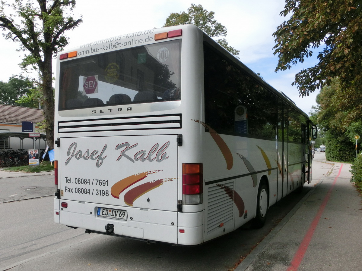 Setra S 315 UL-GT von Josef Kalb aus Norlaching bei Dorfen.
Der Kombibus aus der MultiClass 300, dessen Baujahr 2004 sein dürfte, wurde mit den Außenspiegeln der Baureihe 400 und mit der La Linea der TopClass 400 verziert. Zur Ausstattung gehören 51+2 Schlafsessel Modell Setra 'Top' mit Lederkopfteil, 330 mm hohe Podeste unter den Sitzen, ein erhöhter Mittelgang (Innenboden daher auf dem Niveau der H/GT-Modelle), eine TV-Anlage mit zwei Monitoren und Rückfahrwarnsensoren. Angetrieben wird das Fahrzeug mit einem Reihensechszylinder Typ MB OM 457 hLA (260 kW/354 PS) und einem Sechsgang-Schaltgetriebe, das ebenfalls von MB (Typ GO 190-6) geliefert wurde.
Die Aufnahme entstand am 2. 9. 2013 vor dem Bahnhof in Dorfen, während der Bus auf einem den Abschnitt Mühldorf - Dorfen betreffenden Schienenersatzverkehr auf der Bahnstrecke Mühldorf - München eingesetzt wurde.