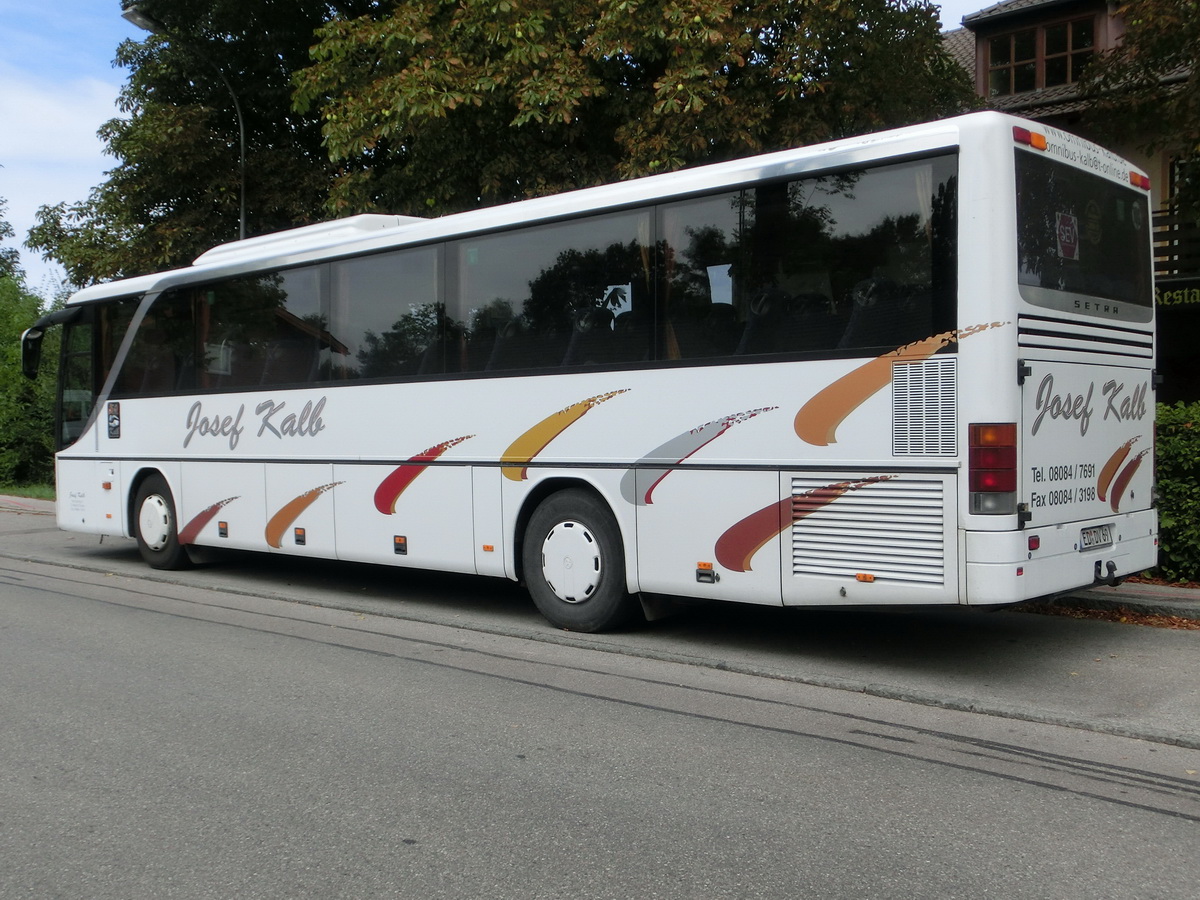 Setra S 315 UL-GT von Josef Kalb aus Norlaching bei Dorfen.
Der Kombibus aus der MultiClass 300, dessen Baujahr 2004 sein dürfte, wurde mit den Außenspiegeln der Baureihe 400 und mit der La Linea der TopClass 400 verziert. Zur Ausstattung gehören 51+2 Schlafsessel Modell Setra 'Top' mit Lederkopfteil, 330 mm hohe Podeste unter den Sitzen, ein erhöhter Mittelgang (Innenboden daher auf dem Niveau der H/GT-Modelle), eine TV-Anlage mit zwei Monitoren und Rückfahrwarnsensoren. Angetrieben wird das Fahrzeug mit einem Reihensechszylinder Typ MB OM 457 hLA (260 kW/354 PS) und einem Sechsgang-Schaltgetriebe, das ebenfalls von MB (Typ GO 190-6) geliefert wurde.
Die Aufnahme entstand am 2. 9. 2013 vor dem Bahnhof in Dorfen, während der Bus auf einem den Abschnitt Mühldorf - Dorfen betreffenden Schienenersatzverkehr auf der Bahnstrecke Mühldorf - München eingesetzt wurde.