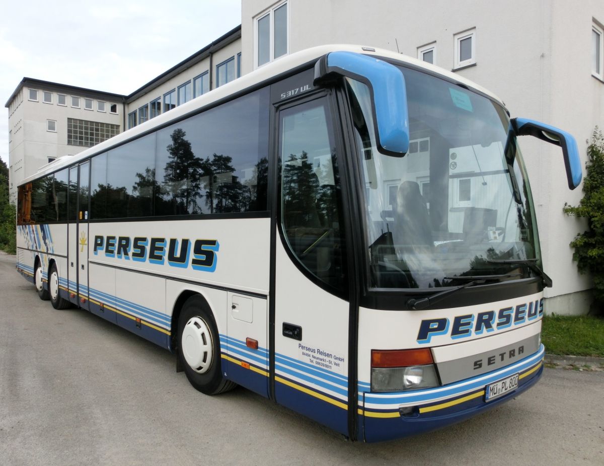 Setra S 317 UL-GT (Baujahr 2003) von Perseus-Reisen aus Neumarkt-St. Veit. 57 Schlafsitze vom Modell Setra Top (mit kippbarer Sitzbank an der Mitteltür; 2 Reiseleitersitze möglich), angebracht auf den 230 mm hohen Podesten, sind in diesem 13,85 m langen Dreiachser verbaut. Auch ein Rollstuhllift am Mitteleinstieg gehört zur Ausstattung. Der Antrieb erfolgt durch den Reihensechszylinder MB OM 457 hLA mit 300 kW (408 PS) (Leistung mittels Chiptuning gesteigert - ca. 450 PS) und das Sechsgang-Schaltgetriebe MB GO 210-6.
Anfang 2015 verabschiedete Perseus den ca. 11-jährigen Bus. Als Ersatz wurde ein neuer Setra S 417 UL-SF beschafft.
Am 29. 9. 2013 konnte ich ihn auf Perseus' Abstellplatz in Waldkraiburg aufnehmen.